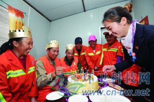 社區(qū)工作人員為集體過(guò)生日的三名環(huán)衛(wèi)工人點(diǎn)上生日蠟燭。 本報(bào)通訊員 趙松 攝